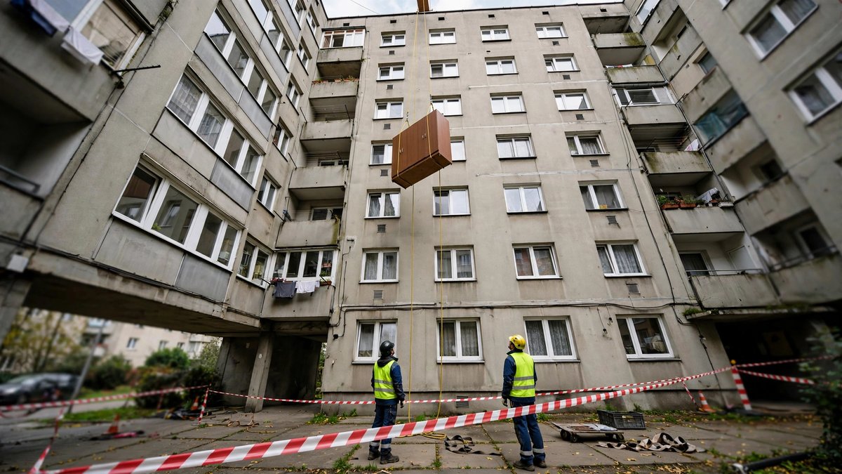 Wynoszenie mebli przez okno i balkon — warunki, sprzęt i bezpieczeństwo — zdjęcie 3
