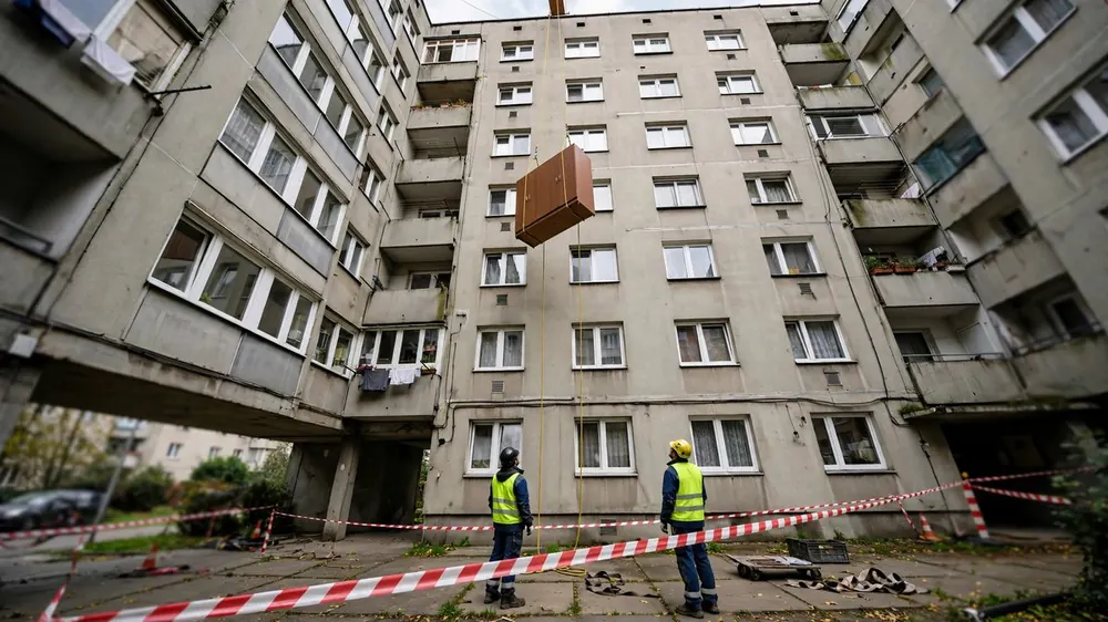 Wynoszenie mebli przez okno i balkon - warunki, sprzęt i bezpieczeństwo - zdjęcie 3