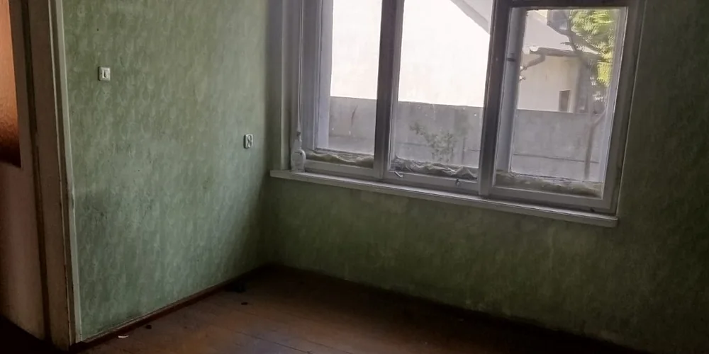 Opróżnianie mieszkań Pabianice - ekipa wynosi rzeczy z opróżnianego lokalu