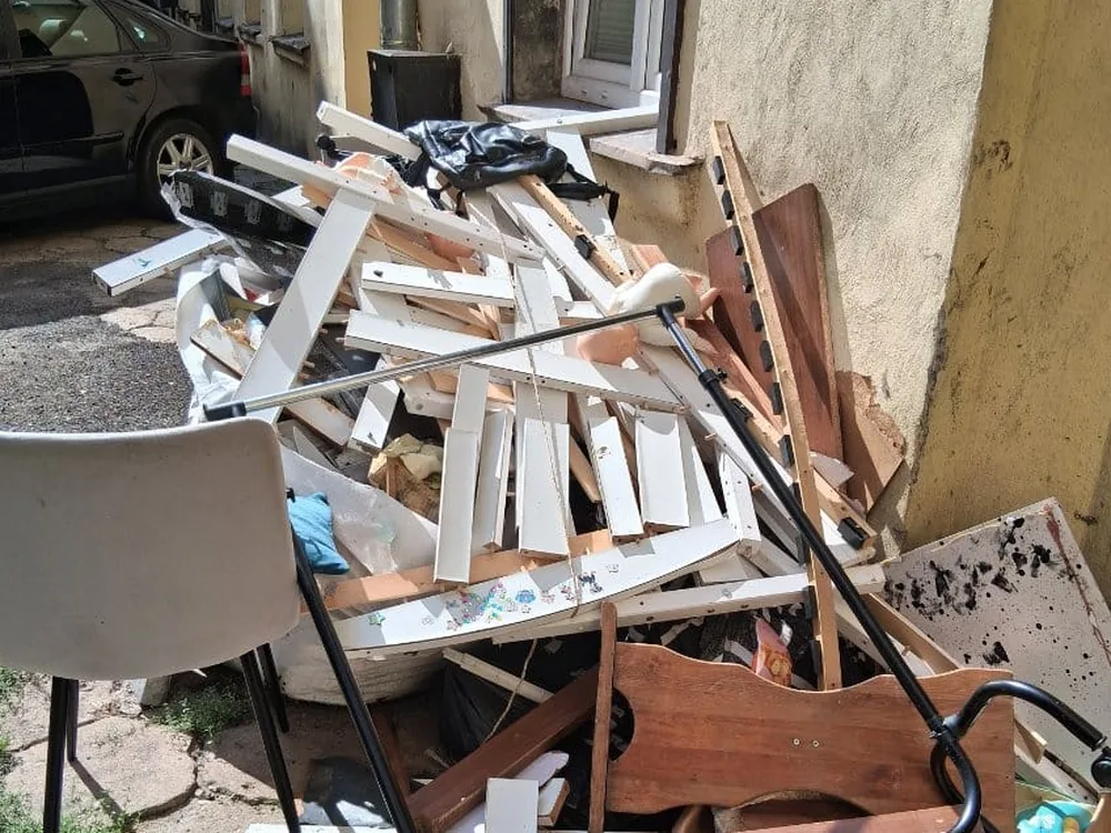 Wynoszenie gabarytu z piętra bez windy - Wywóz ceramiki łazienkowej w Łodzi