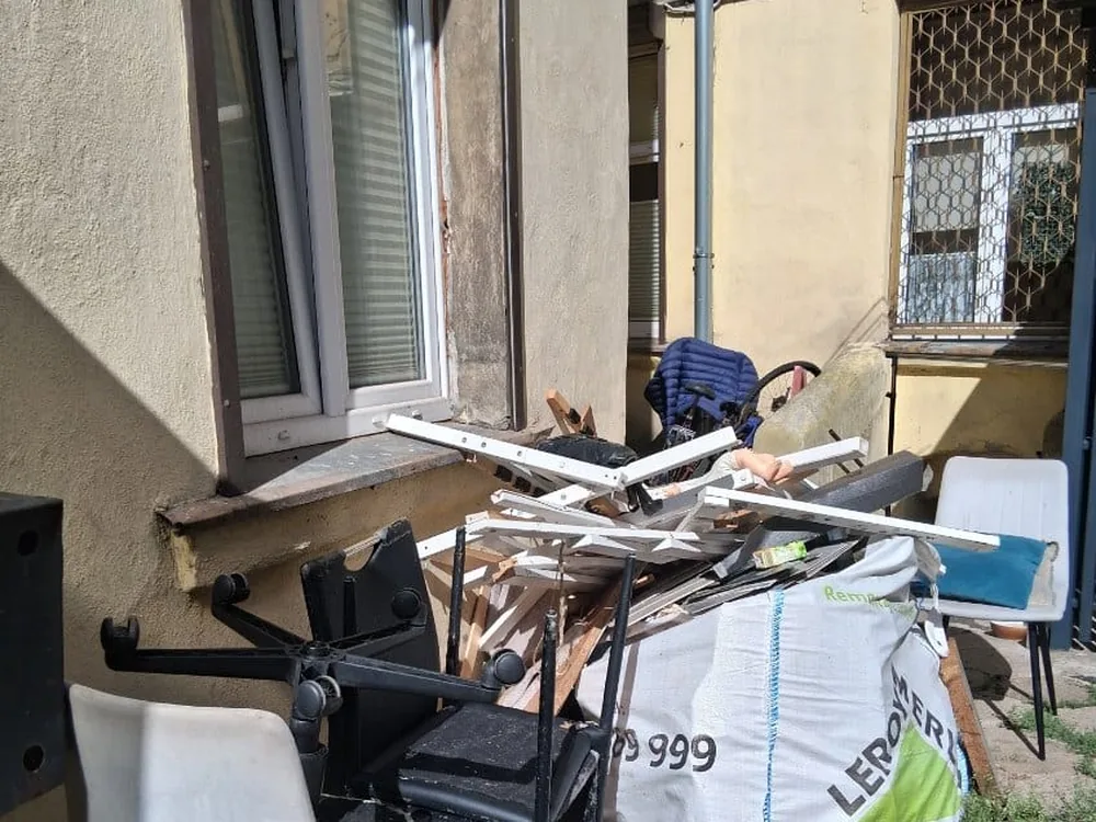 Wynoszenie gabarytu z piętra bez windy - Wywóz fotela w Łodzi